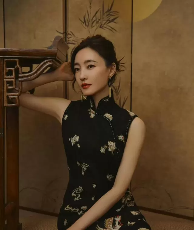 王丽坤确认主演新剧《白鹭少年》，片方释出首张人物侧影海报 | 现场图