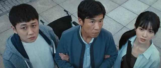 《低智商犯罪》开播即登飙升榜第一，王骁田曦薇王传君演绎反套路悬疑喜剧 | 现场图